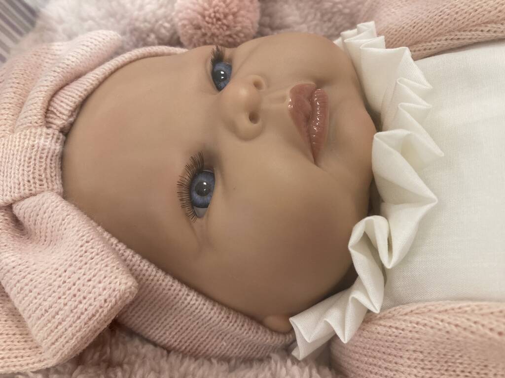 Bambola Reborn con movimento reale, giacca e cuscino rosa Berjuan 18210