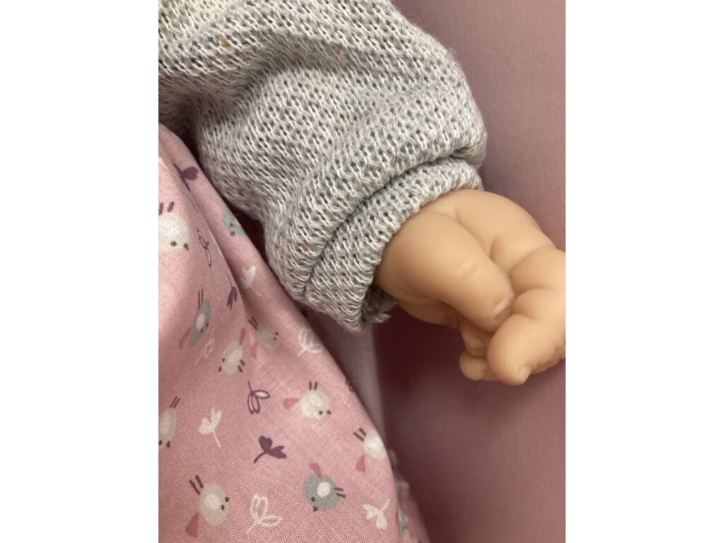 Baby Dulzona Puppe 62 cm. Graue Jacke und Berbesa-Kleid 8059
